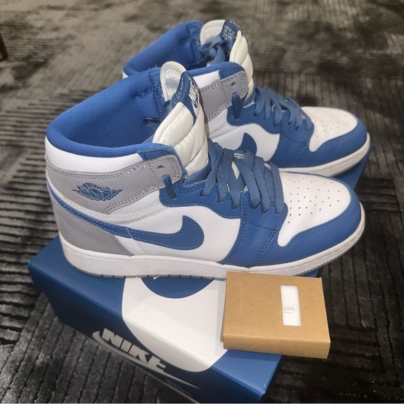 AIR JORDAN 1
RETRO HIGH OG
FD1437 410 TRUE BLUEWHITE-CEMENT GREY VRAI BLEU/GRIS - Picture 5 of 12